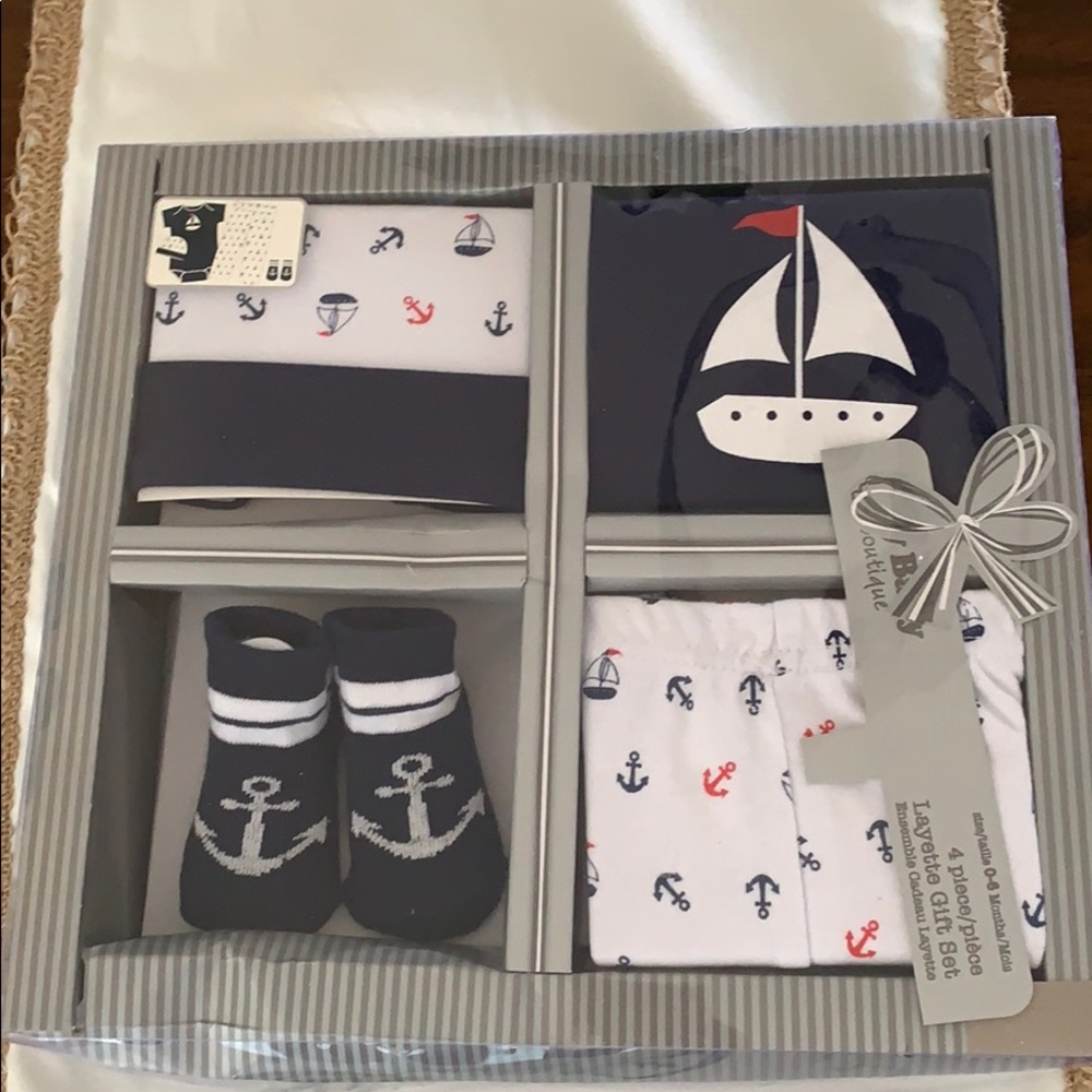4 piece baby gift set 💵$5 for $25👛